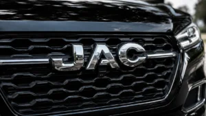 لقطة مقربة لشبكة JAC الأمامية ذات اللون الأحمر اللامع وشارة الكروم، والتي تعرض خدمة JAC الاحترافية والعناية بالمركبة.